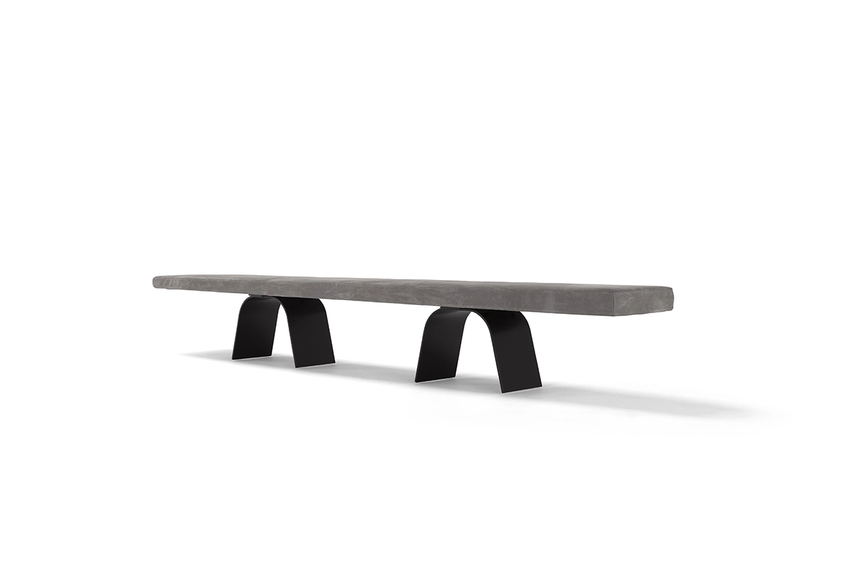 Desco Banc par Amura Lab – un banc design au style sculptural, inspiré de la tradition italienne et conçu pour les intérieurs contemporains. Disponible chez D-Style Interior.