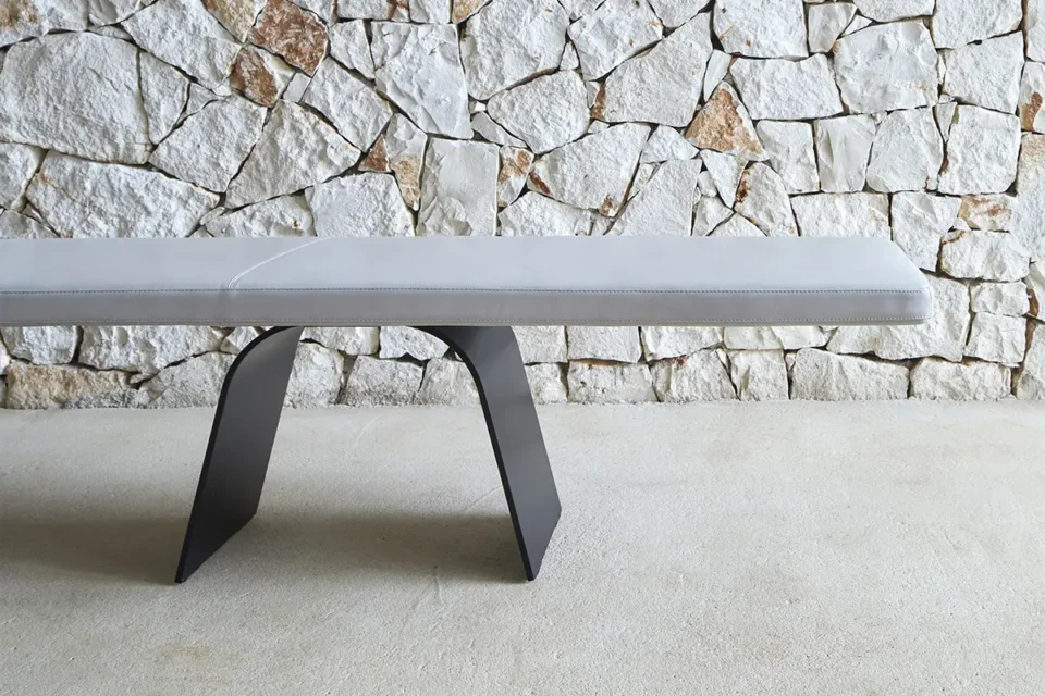 Desco Banc par Amura Lab – un banc design au style sculptural, inspiré de la tradition italienne et conçu pour les intérieurs contemporains. Disponible chez D-Style Interior.