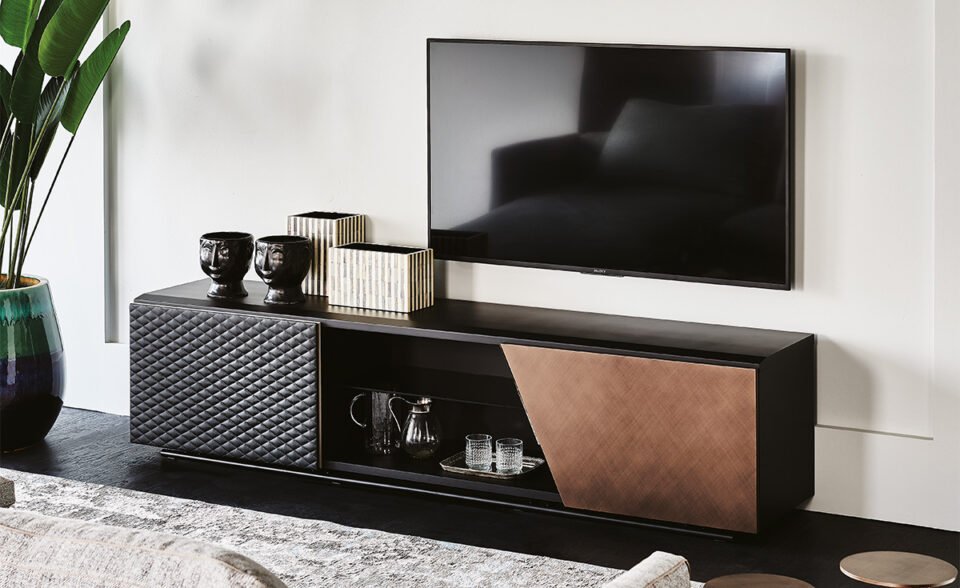 Meuble TV design haut de gamme Aston TV par Cattelan Italia, portes cuir matelassé et Brushed Bronze, disponible chez D-Style Interior