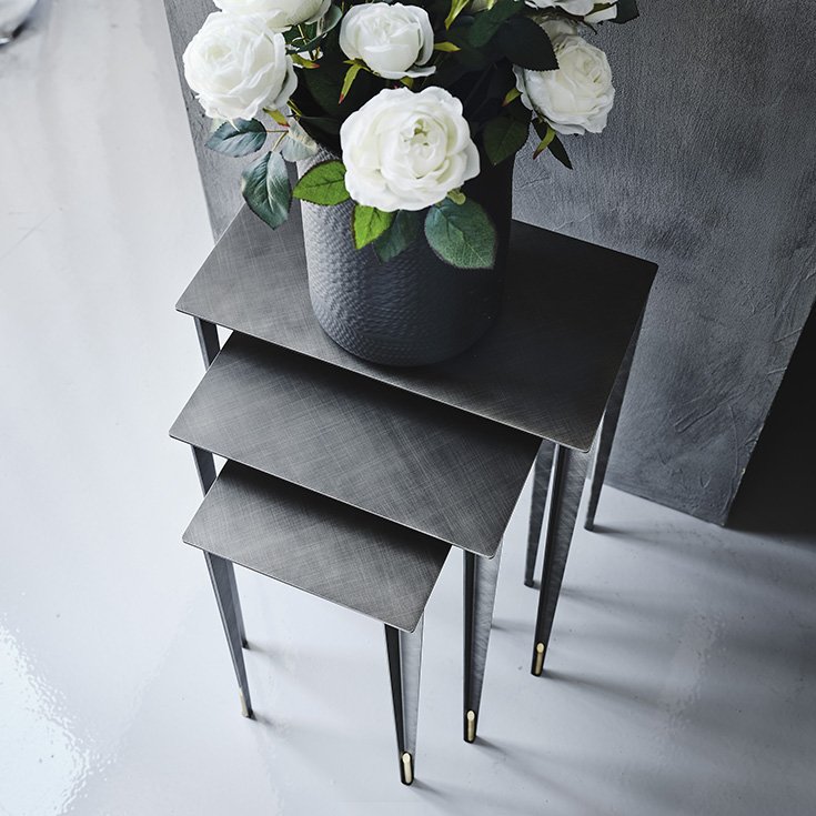 Table basse design haut de gamme Spillo par Cattelan Italia, structure acier Brushed avec détails laiton, disponible chez D-Style Interior.