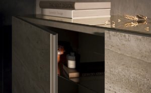 Buffet design haut de gamme Metropol par Cattelan Italia, portes céramique Marmi avec structure bois laqué, disponible chez D-Style Interior