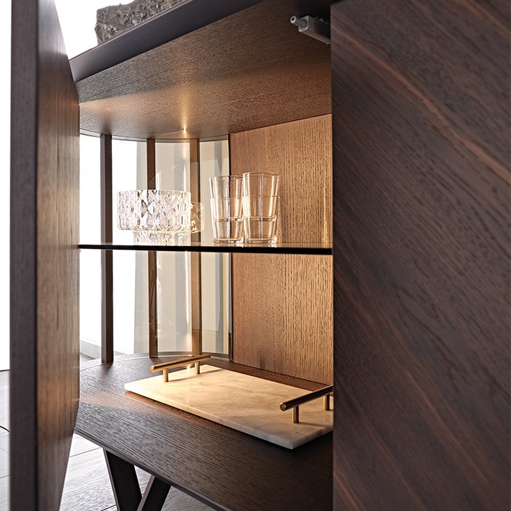 Buffet design haut de gamme Costes par Cattelan Italia, côtés verre incurvé avec inserts bronze et portes à lamelles, disponible chez D-Style Interior