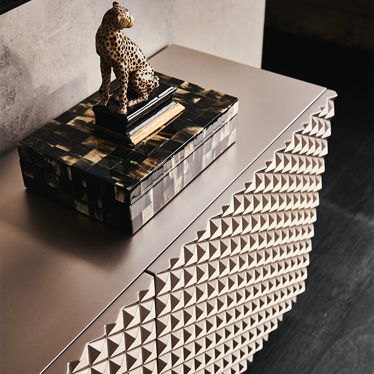 Buffet design haut de gamme Royalton par Cattelan Italia, motif géométrique tridimensionnel hypnotisant avec portes polyuréthane, disponible chez D-Style Interior