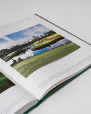 Livre design haut de gamme Golf: The Impossible Collection par Assouline, édition Ultimate sous écrin blanc brillant, disponible chez D-Style Interior.