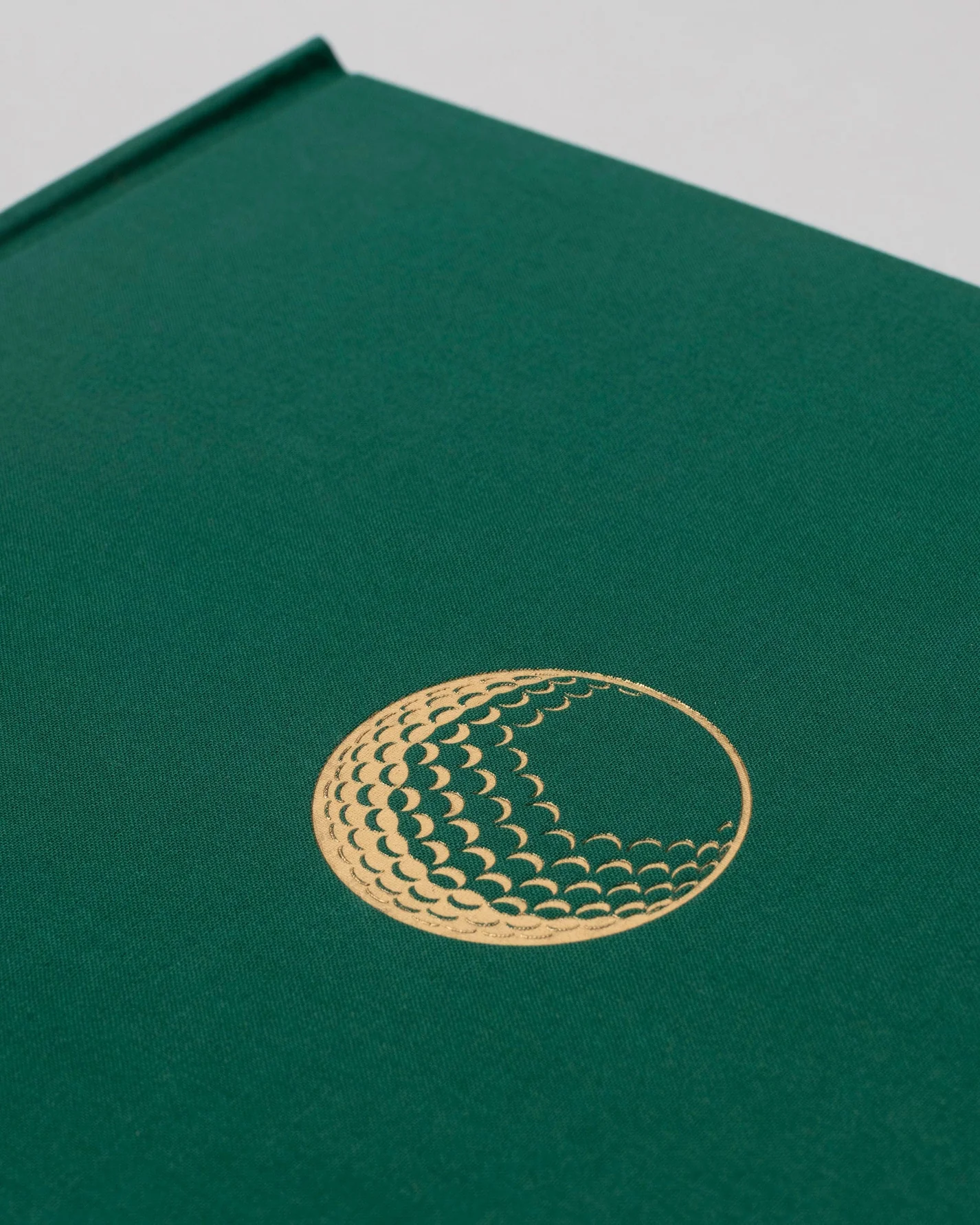 Livre design haut de gamme Golf: The Impossible Collection par Assouline, édition Ultimate sous écrin blanc brillant, disponible chez D-Style Interior.