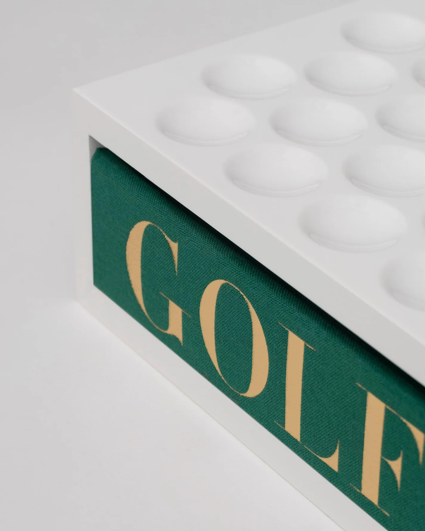 Livre design haut de gamme Golf: The Impossible Collection par Assouline, édition Ultimate sous écrin blanc brillant, disponible chez D-Style Interior.