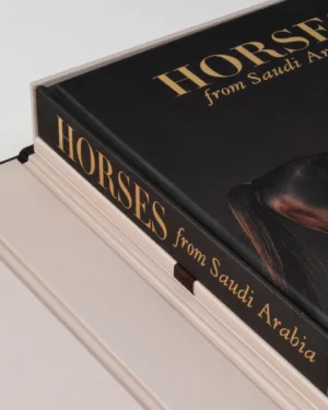 Livre design haut de gamme Horses from Saudi Arabia par Assouline, édition en soie sous écrin, disponible chez D-Style Interior.