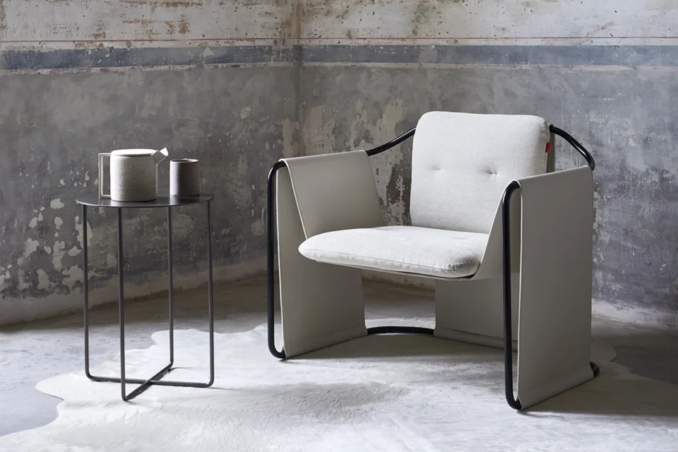 Junsei par Amura Lab – une table basse au design pur et équilibré, inspirée de la philosophie japonaise de la simplicité. Disponible chez D-Style Interior.