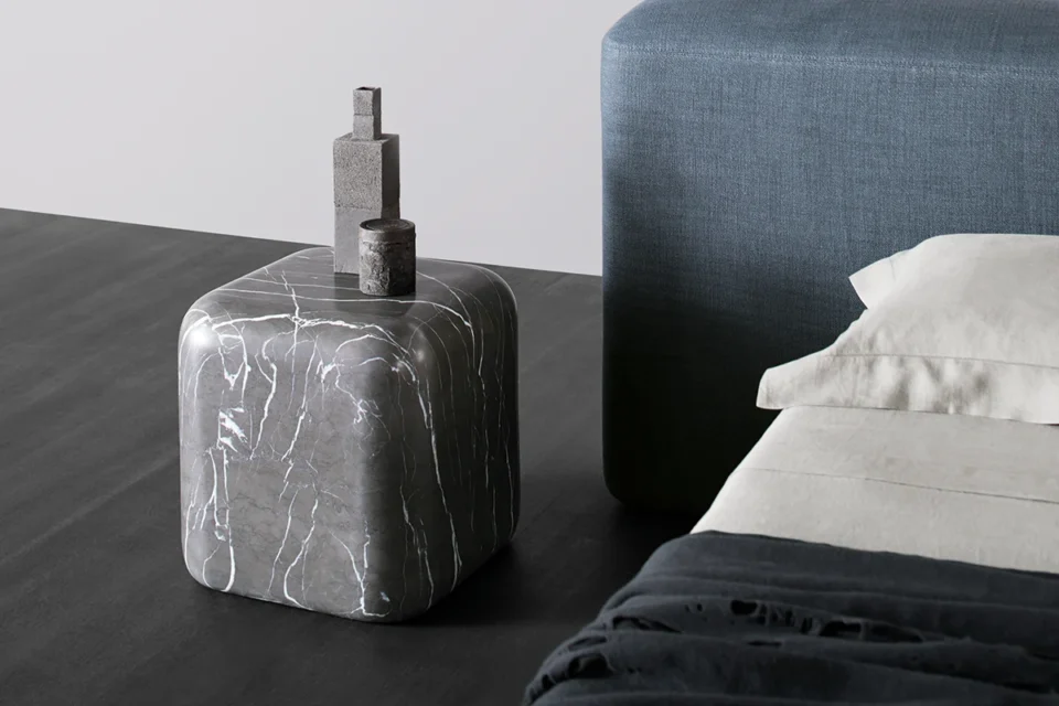 Lapis par Amura Lab – une table basse inspirée des formes organiques de la Terre, entre design contemporain et artisanat italien. Disponible chez D-Style Interior.