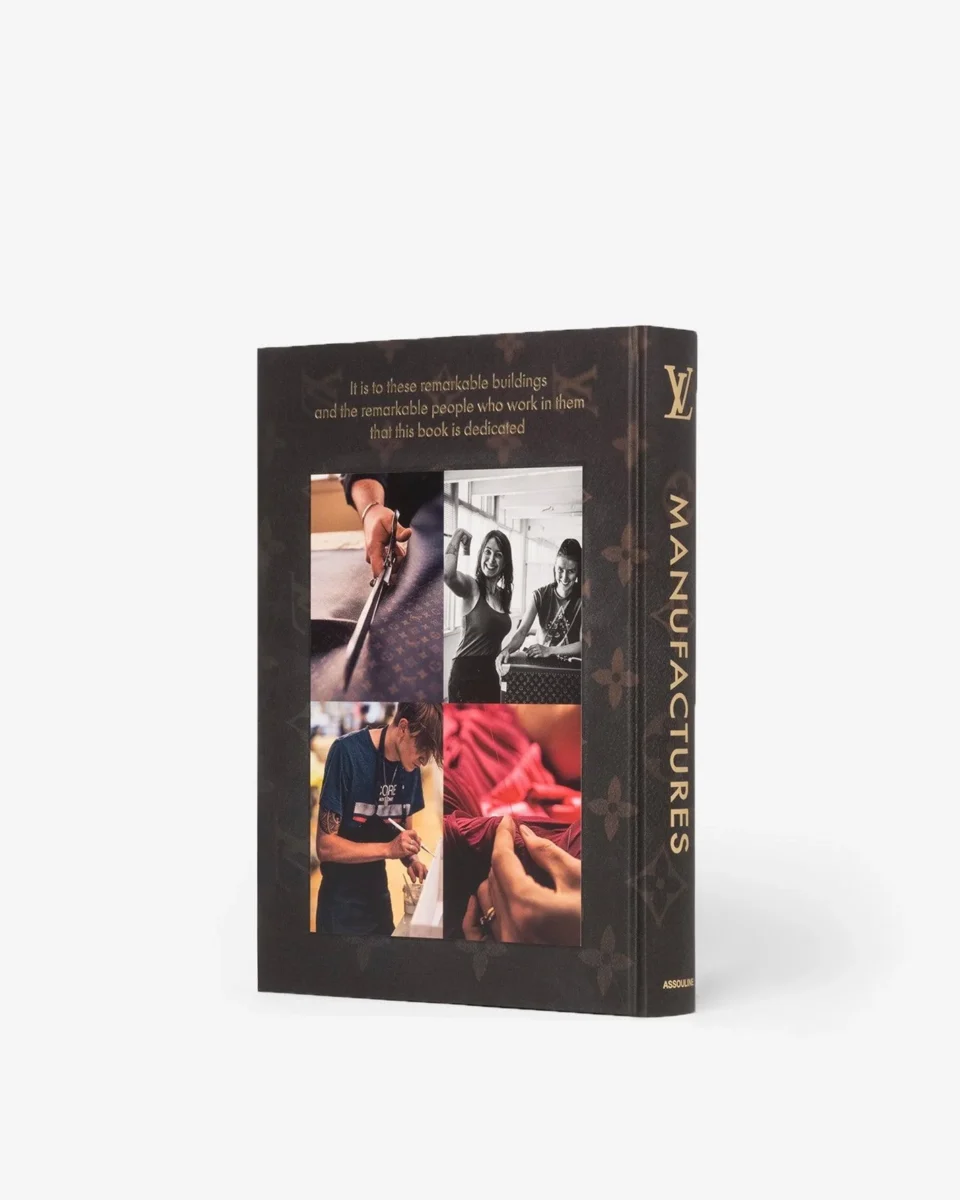 Livre design haut de gamme Louis Vuitton Manufactures par Assouline, édition Classics en couverture soie, disponible chez D-Style Interior.
