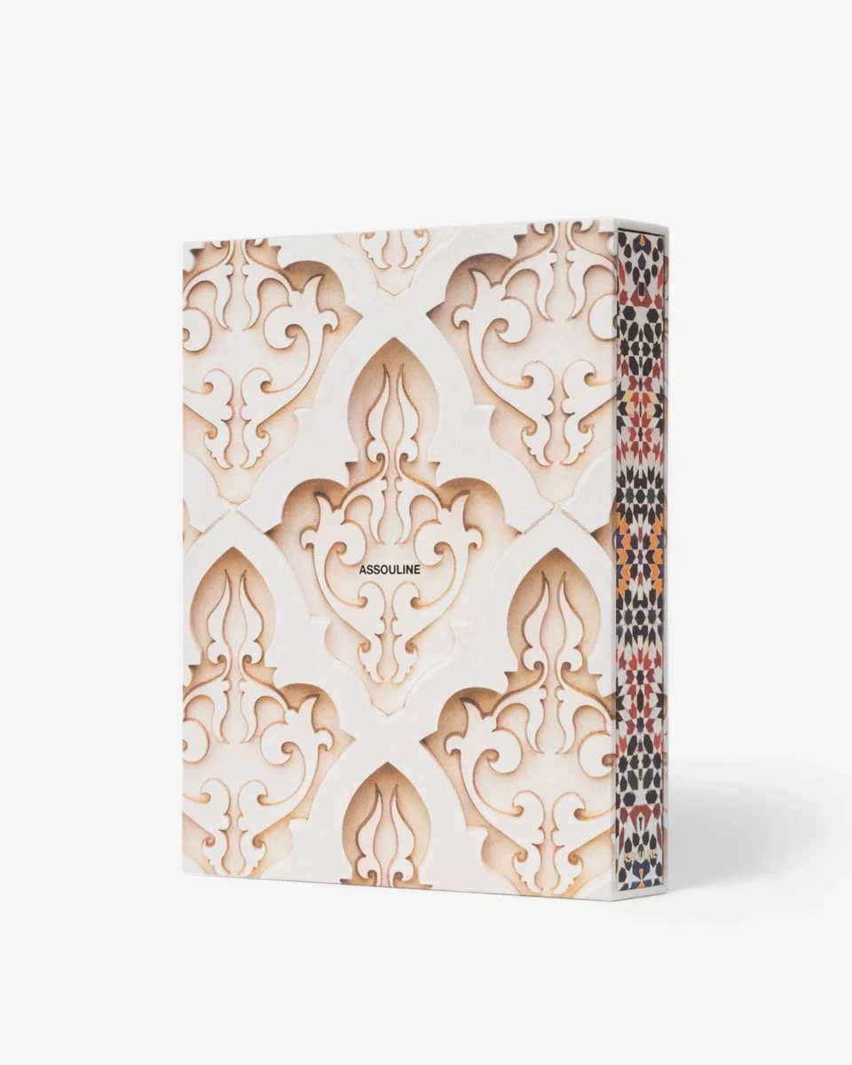 Livre design haut de gamme Moroccan Decorative Arts par Assouline, édition Legends sous étui lin, disponible chez D-Style Interior.