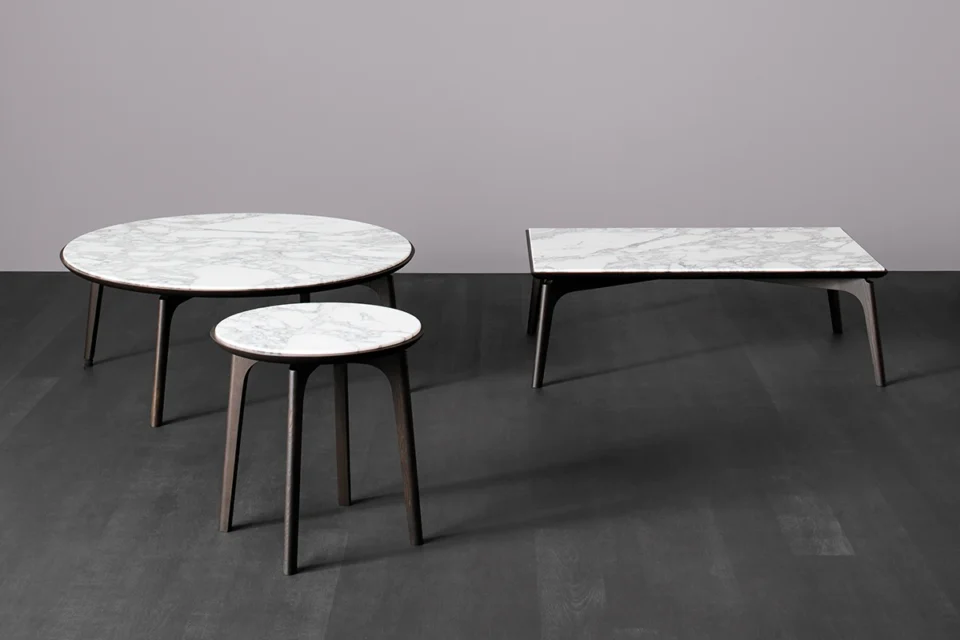 Olga par Amura Lab – une table basse aux lignes rigoureuses et chaleureuses, mariant bois et marbre dans un design contemporain et équilibré. Disponible chez D-Style Interior.
