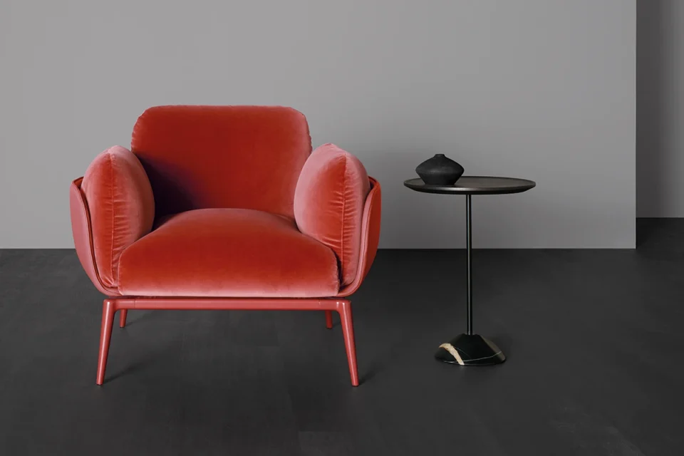 Brooklyn fauteuil par Amura Lab allie design contemporain, confort enveloppant et élégance italienne. Disponible chez D-Style Interior.