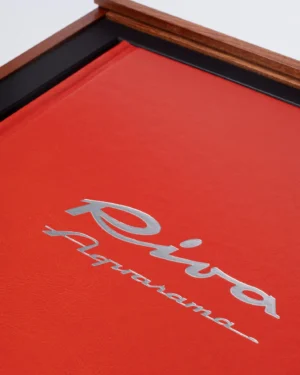 Livre design haut de gamme Riva Aquarama Special Edition par Assouline, édition bois verni sous écrin, disponible chez D-Style Interior.