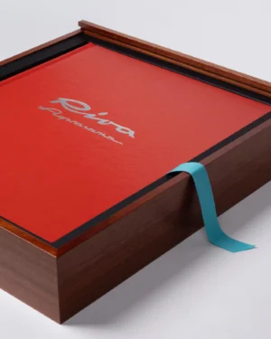 Livre design haut de gamme Riva Aquarama Special Edition par Assouline, édition bois verni sous écrin, disponible chez D-Style Interior.