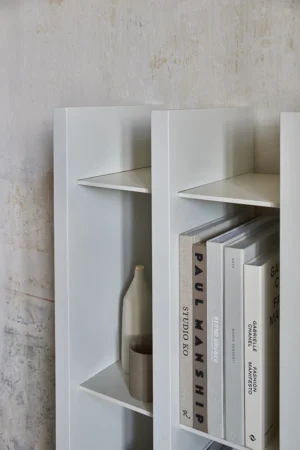 Sistema Parere par Amura Lab – une bibliothèque design modulable au style architectural et au savoir-faire italien. Disponible chez D-Style Interior.