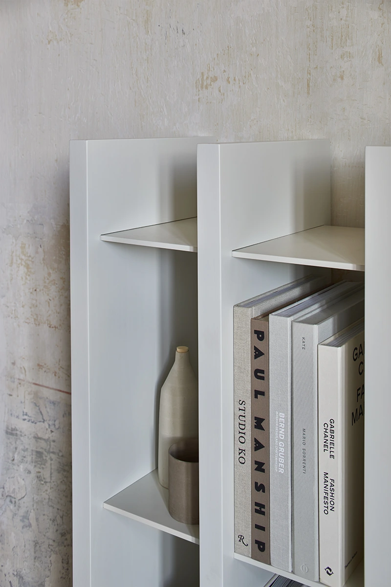 Sistema Parere par Amura Lab – une bibliothèque design modulable au style architectural et au savoir-faire italien. Disponible chez D-Style Interior.