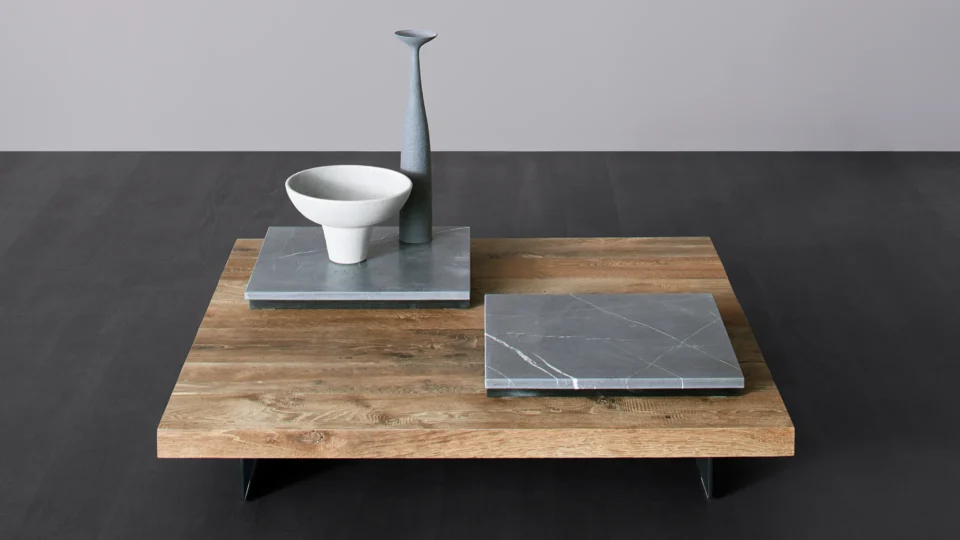 Tau par Amura Lab – une table basse minimaliste inspirée de la philosophie orientale, entre pureté des lignes et noblesse des matériaux. Disponible chez D-Style Interior.