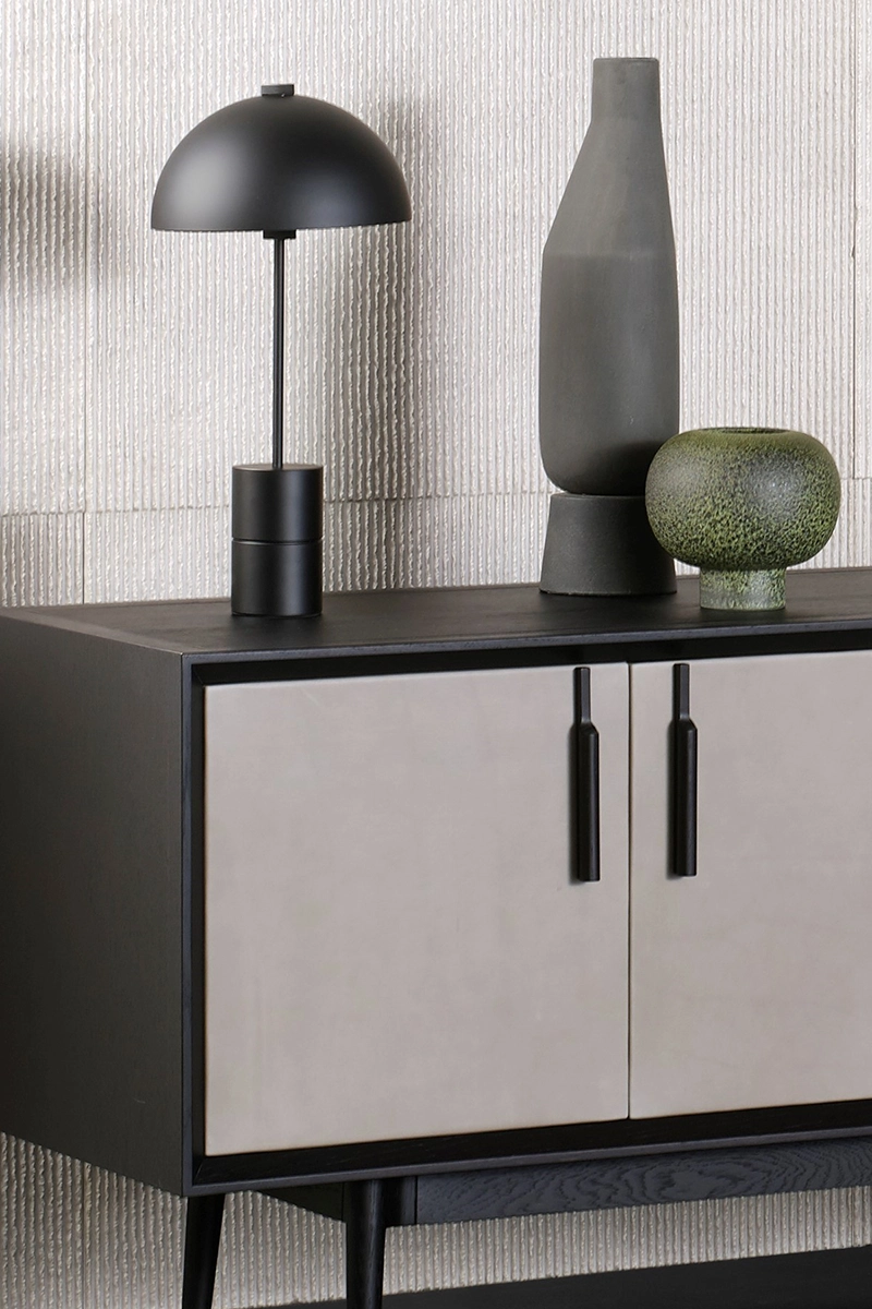 Bibliothèque Theo Credenza d’Amura Lab – une pièce au design sobre et raffiné, mêlant bois noble et finitions en cuir. Disponible chez D-Style Interior.