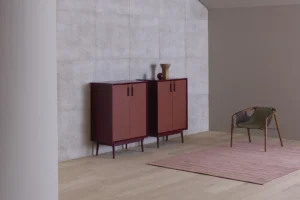 Bibliothèque Theo Credenza d’Amura Lab – une pièce au design sobre et raffiné, mêlant bois noble et finitions en cuir. Disponible chez D-Style Interior.