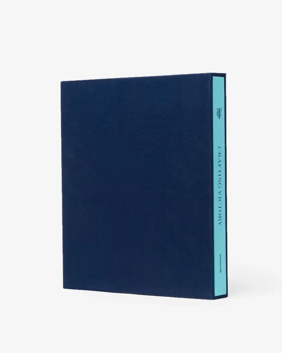 Livre design haut de gamme Tiffany & Co.: Crafting Victory par Assouline, édition sous écrin luxueux, disponible chez D-Style Interior.