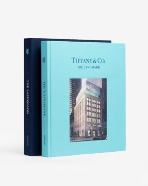 Livre « Tiffany & Co: Landmark » par Assouline : célébration du flagship rénové de la Cinquième Avenue. Édition soie sous étui lin chez D-Style Interior.