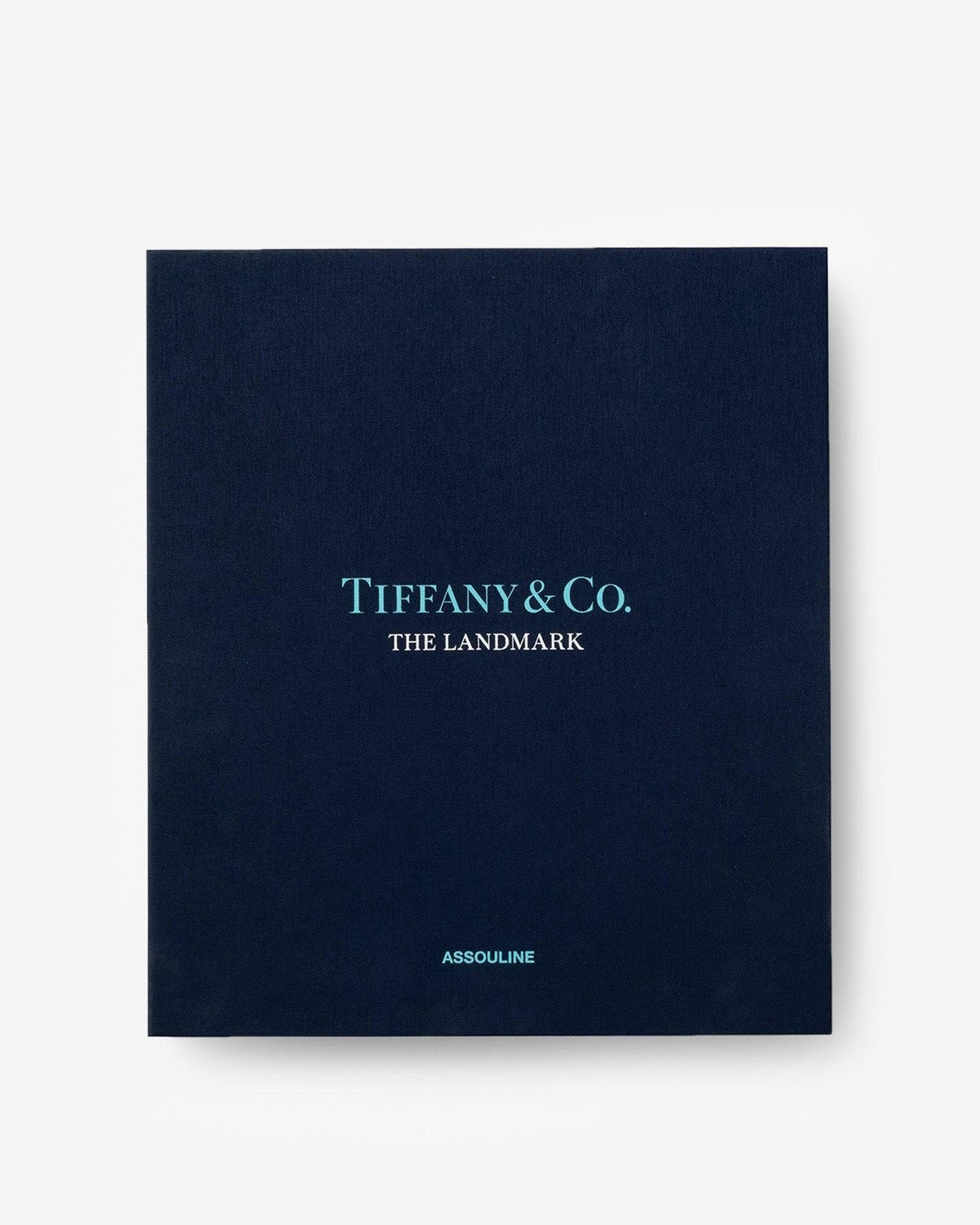 Livre « Tiffany & Co: Landmark » par Assouline : célébration du flagship rénové de la Cinquième Avenue. Édition soie sous étui lin chez D-Style Interior.