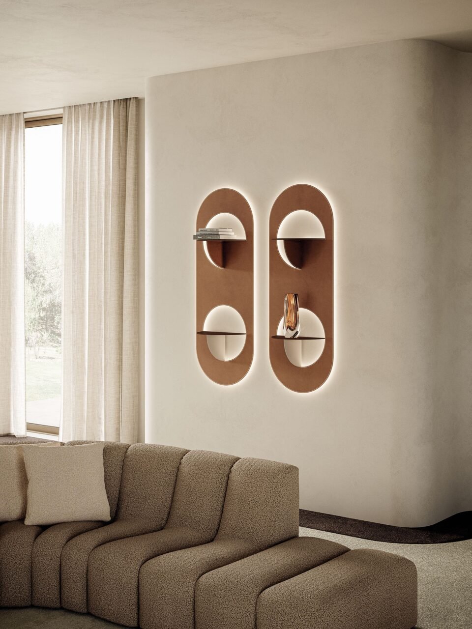 Bibliothèque murale Chloé de Vittoria Frigerio — une pièce sculpturale en cuir et métal qui allie lumière, forme et élégance italienne. Disponible chez D-Style Interior.