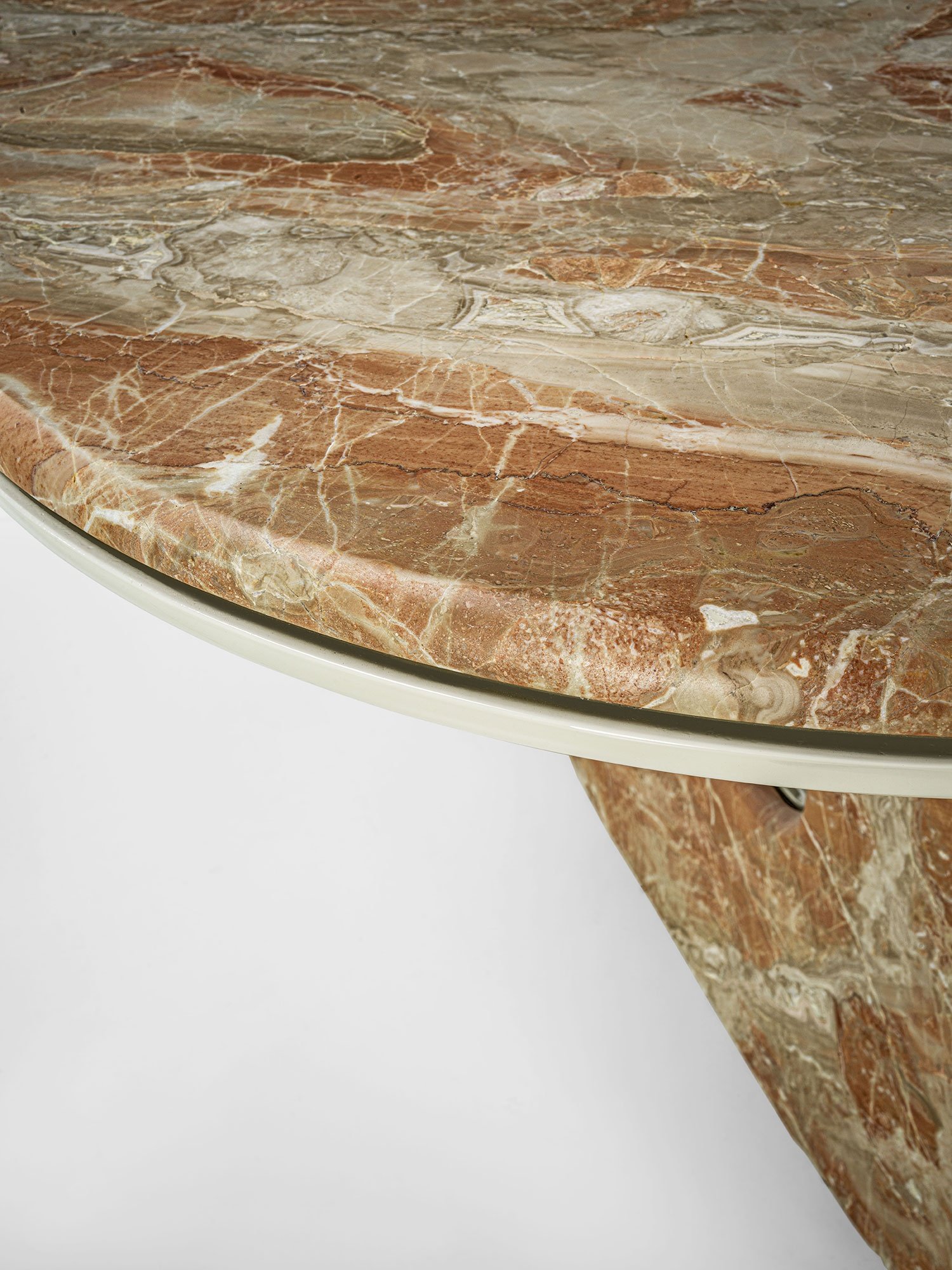 Table Gregory de Vittoria Frigerio – une œuvre sculpturale alliant marbre et laque brillante, équilibre parfait entre force architecturale et élégance italienne. Disponible chez D-Style Interior.