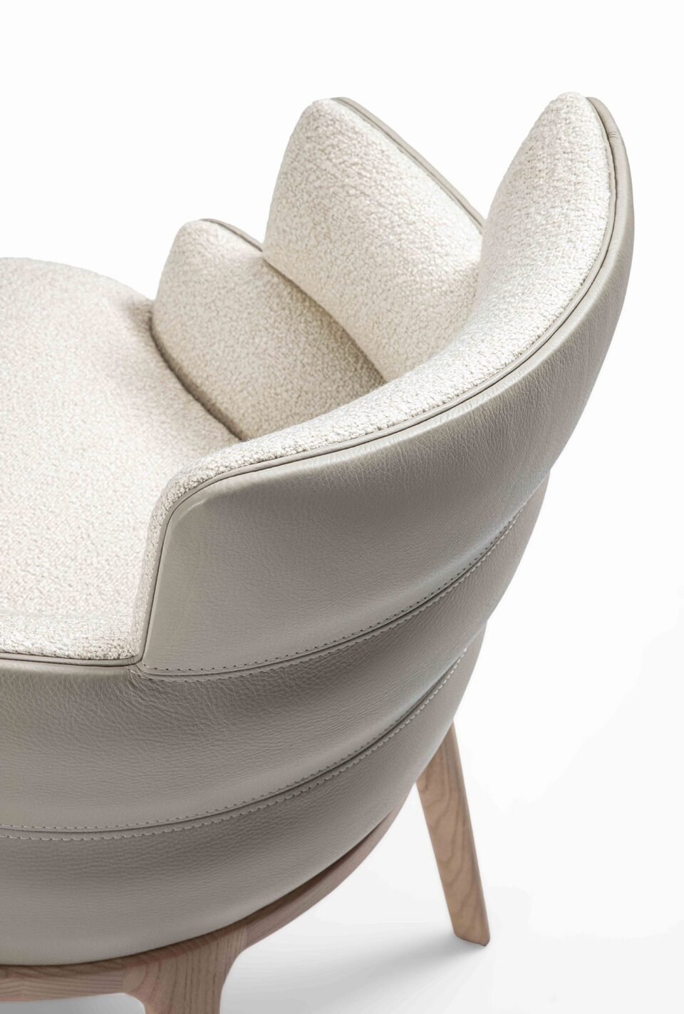 Chaise Audrey de Vittoria Frigerio – un design sculptural aux lignes arrondies et à la base en frêne massif, symbole d’un confort raffiné et d’un luxe discret. Disponible chez D-Style Interior.
