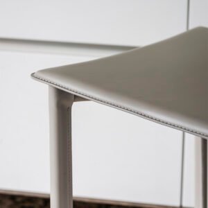 Le tabouret Cliff allie cuir raffiné et design minimaliste, disponible en deux hauteurs pour cuisine ou bar. Disponible chez D-Style Interior.