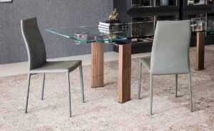 MAYA FLEX Chaise design haut de gamme avec dossier flexible et structure en acier, revêtement en tissu ou cuir. Disponible chez D-Style Interior.