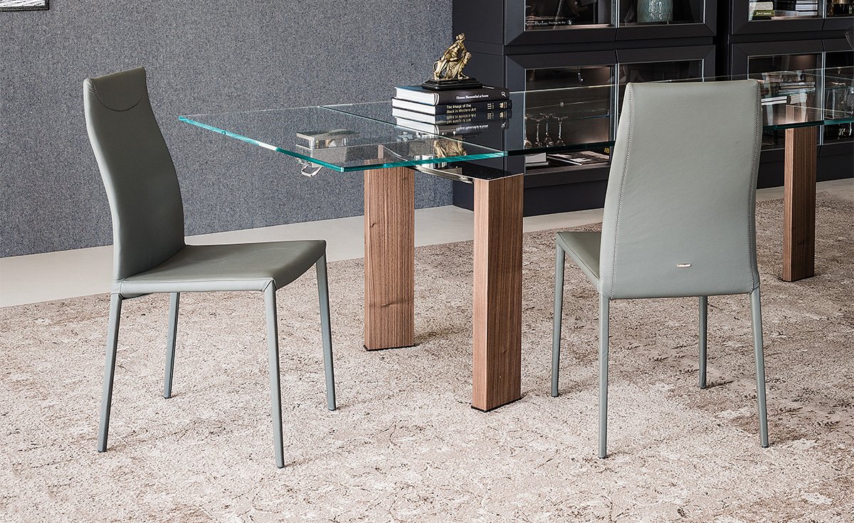 MAYA FLEX Chaise design haut de gamme avec dossier flexible et structure en acier, revêtement en tissu ou cuir. Disponible chez D-Style Interior.