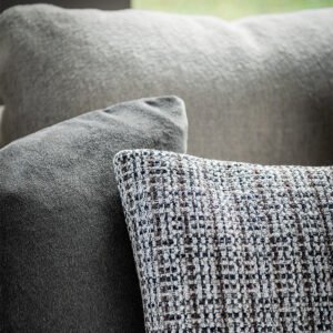 BLISS Coussin rembourré moelleux en mélange de plumes avec housse amovible en tissu ou cuir. Disponible chez D-Style Interior.