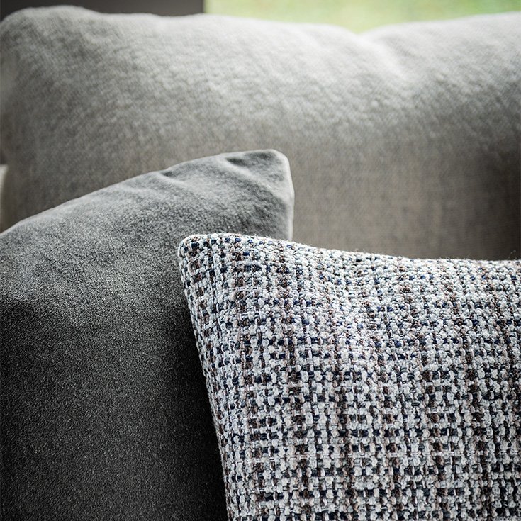 BLISS Coussin rembourré moelleux en mélange de plumes avec housse amovible en tissu ou cuir. Disponible chez D-Style Interior.