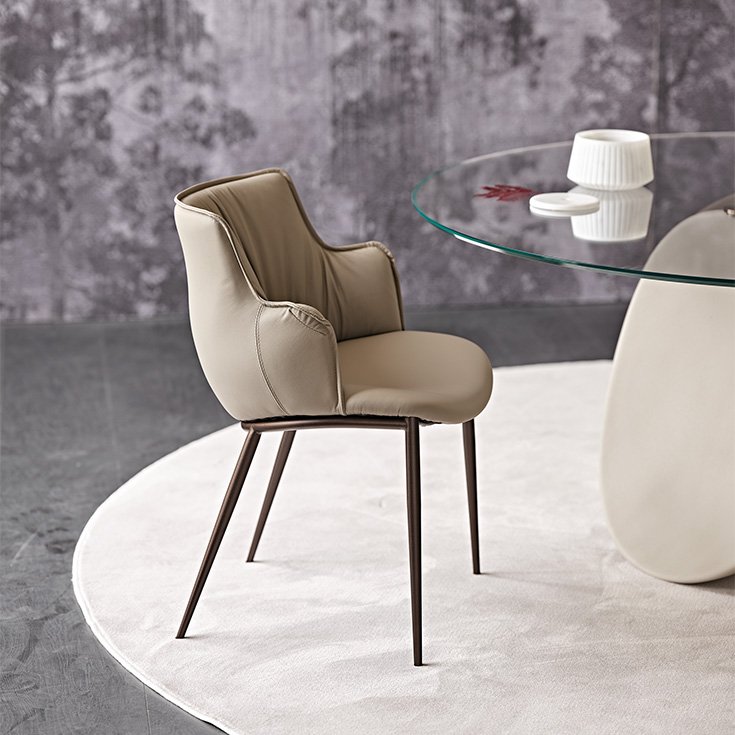 Rihanna ML Chaise de Cattelan Italia : élégance italienne, confort enveloppant et piètement en acier laqué. Disponible chez D-Style Interior.