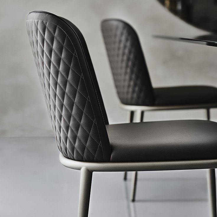 MAGDA ML Couture Chaise design rembourrée avec dossier matelassé diamant et structure en acier. Disponible chez D-Style Interior.