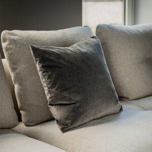 BLISS Coussin rembourré moelleux en mélange de plumes avec housse amovible en tissu ou cuir. Disponible chez D-Style Interior.