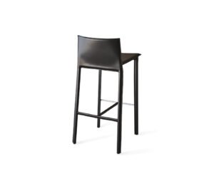 Le tabouret Cliff allie cuir raffiné et design minimaliste, disponible en deux hauteurs pour cuisine ou bar. Disponible chez D-Style Interior.