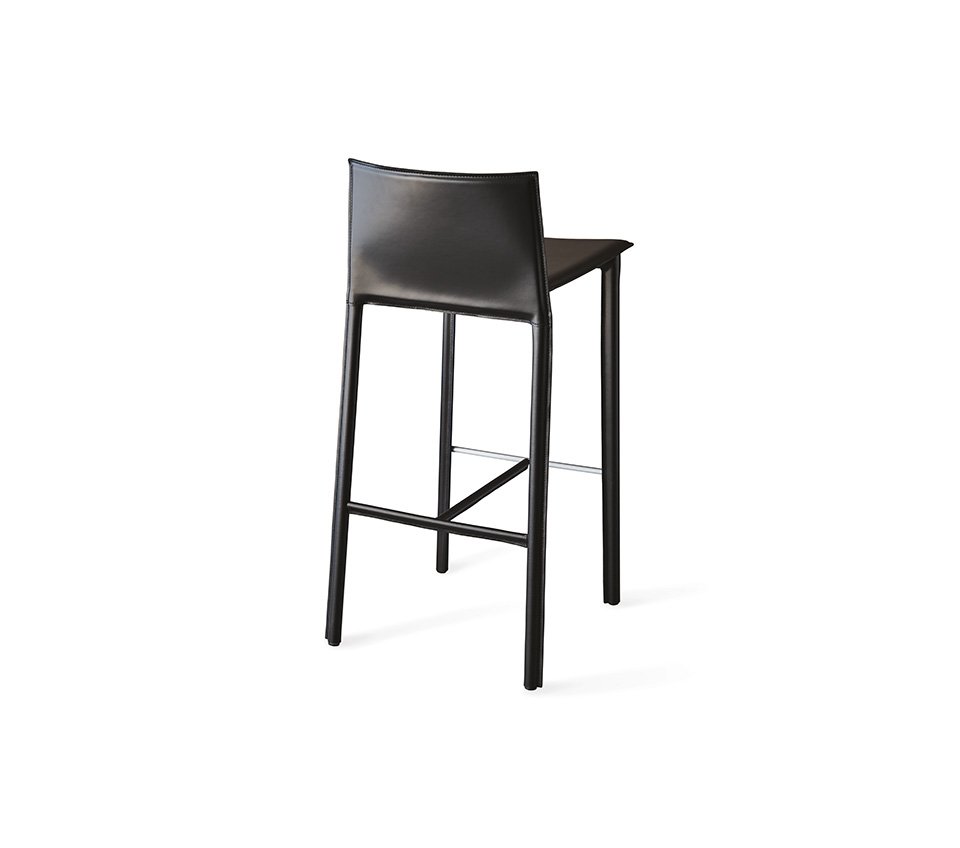 Le tabouret Cliff allie cuir raffiné et design minimaliste, disponible en deux hauteurs pour cuisine ou bar. Disponible chez D-Style Interior.