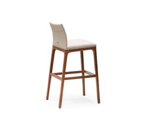 Arcadia Tabouret au design minimaliste, assise rembourrée et structure bois raffinée. Disponible chez D-Style Interior.