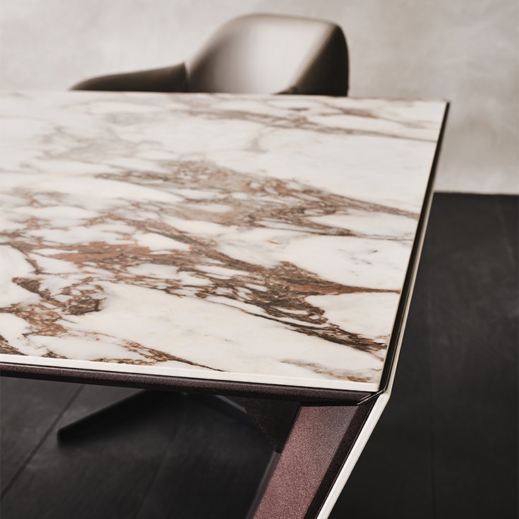 NASDAQ Keramik Bureau design au style monolithique avec plateau en céramique Marmi et structure en acier laqué gaufré. Disponible chez D-Style Interior.