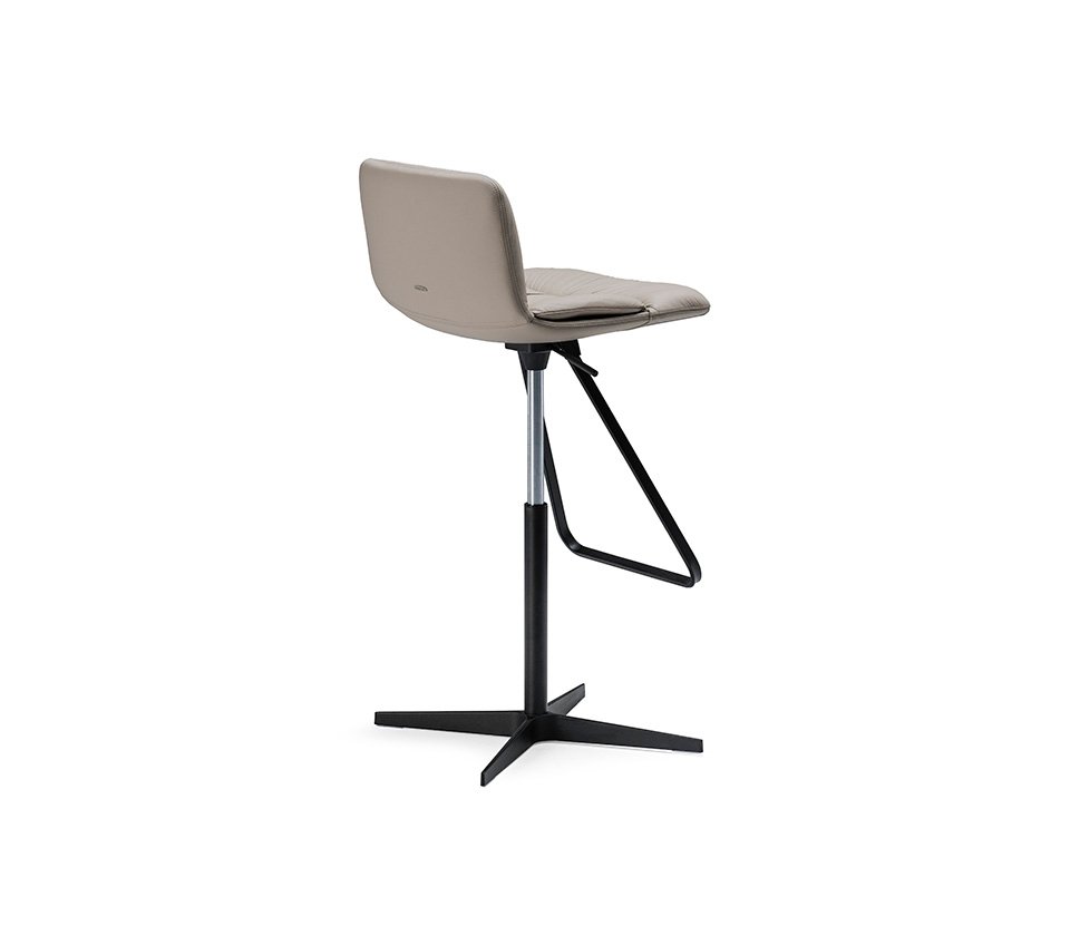 Axel X Tabouret pivotant et réglable en hauteur, avec assise rembourrée et base en métal élégante. Disponible chez D-Style Interior.