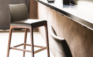 Arcadia Tabouret au design minimaliste, assise rembourrée et structure bois raffinée. Disponible chez D-Style Interior.