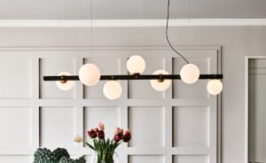 PLANETA Lampe design en acier bruni et laiton brossé avec abat-jours en verre soufflé blanc satiné. Disponible chez D-Style Interior.