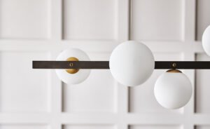 PLANETA Lampe design en acier bruni et laiton brossé avec abat-jours en verre soufflé blanc satiné. Disponible chez D-Style Interior.