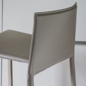 Le tabouret Cliff allie cuir raffiné et design minimaliste, disponible en deux hauteurs pour cuisine ou bar. Disponible chez D-Style Interior.