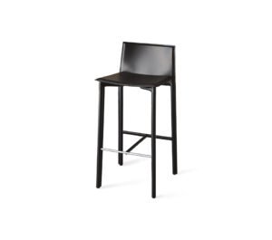 Le tabouret Cliff allie cuir raffiné et design minimaliste, disponible en deux hauteurs pour cuisine ou bar. Disponible chez D-Style Interior.