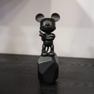 Mickey Rock – Small, Sculpture design haut de gamme Leblon Delienne, résine peinte à la main, joyeux et fier, multi-facettes, disponible chez D-Style Interior
