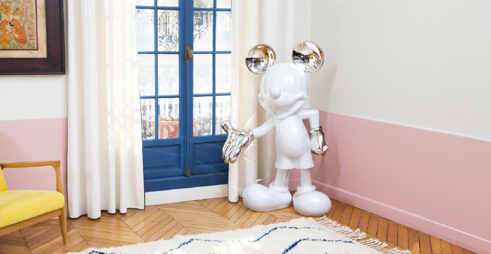 Mickey Welcome Bicolore Large, Sculpture design haut de gamme grandeur nature Leblon Delienne, résine peinte à la main, disponible chez D-Style Interior